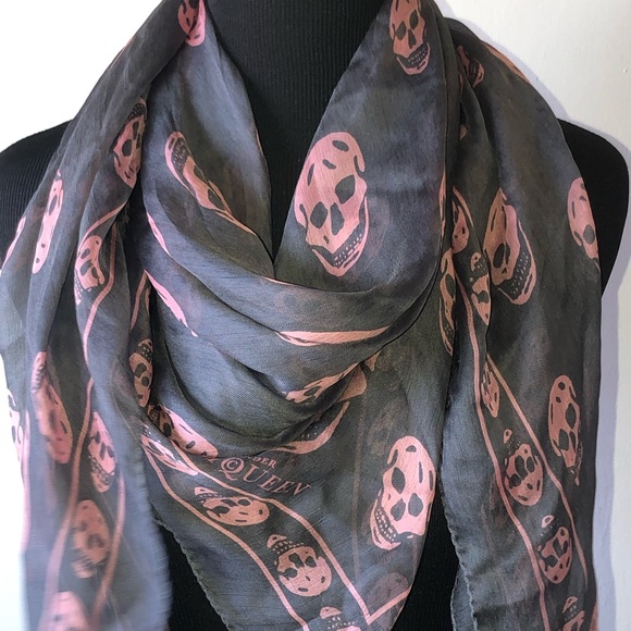 ❌SOLD❌ Alexander McQueen Classic Skull Scarf/Wrap - Picture 14 of 15